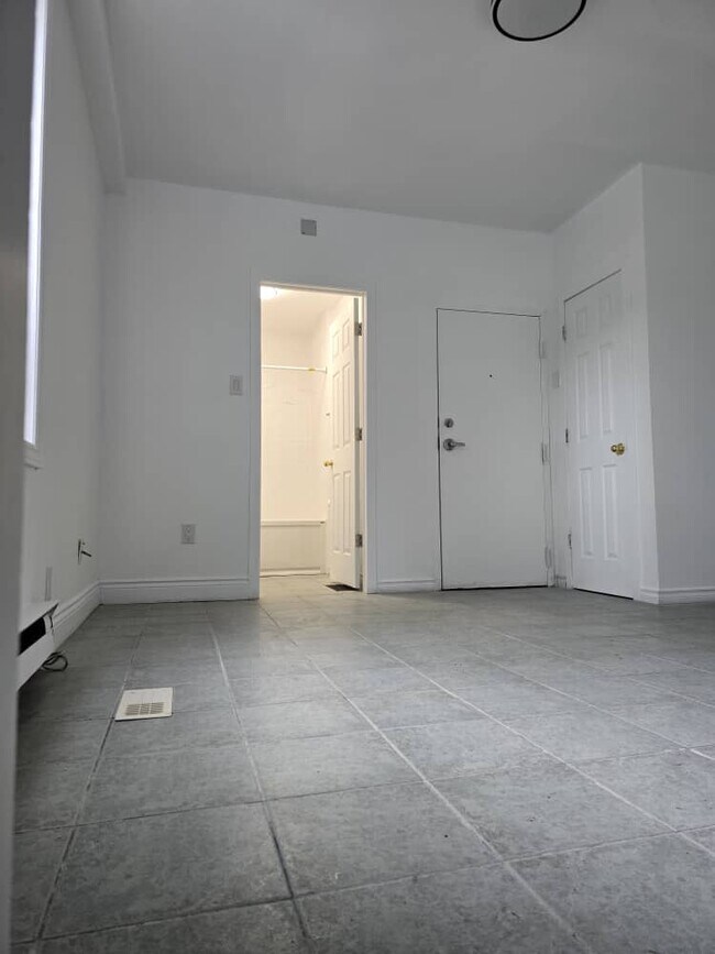 Building Photo - 502 Somerset St W