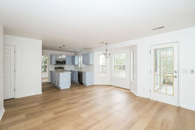 Building Photo - Stunning 3-bedroom, 2.5-bathroom home located in desirable Mt. Pleasant, SC