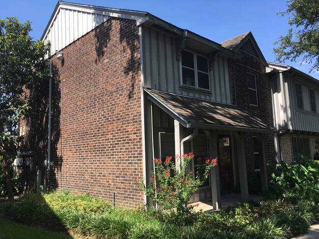 Building Photo - 2360 Triway Ln