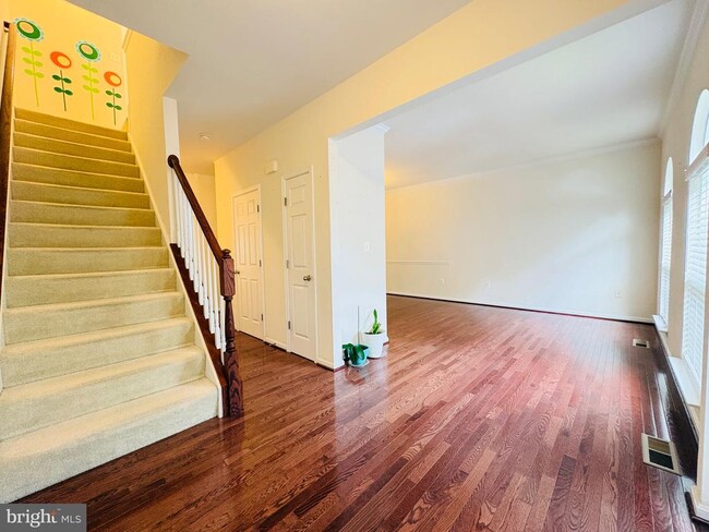 Building Photo - 8268 Linblake Ct