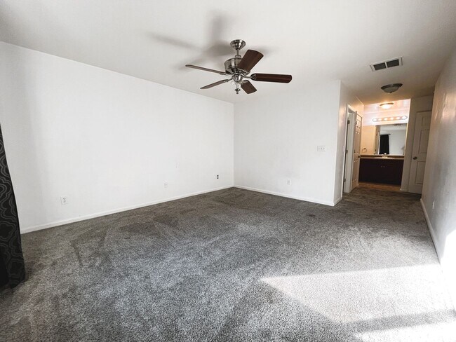 Foto del edificio - Spacious 4-bedroom home!