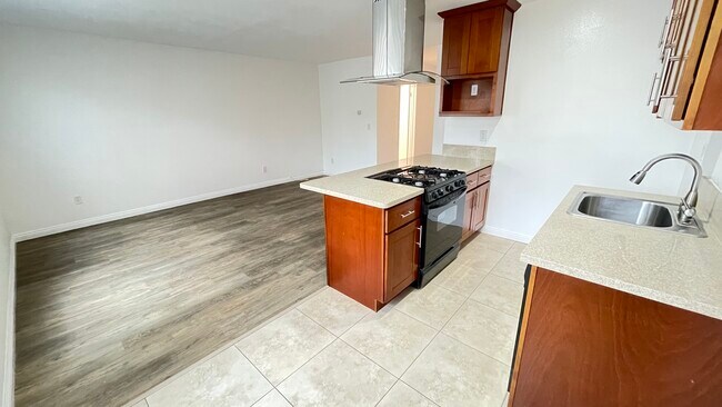 Building Photo - 2216 Vanderbilt Ln