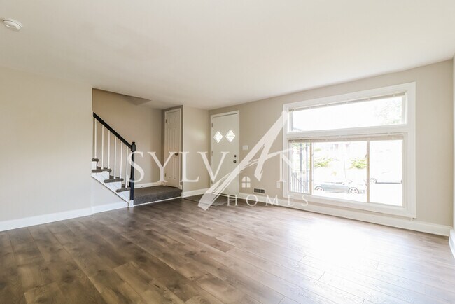 Building Photo - Nice 3BR 1.5BA townhome ready for new resi...