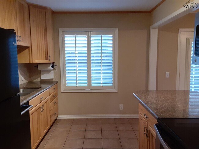 Foto del edificio - 2413 Lou Ln