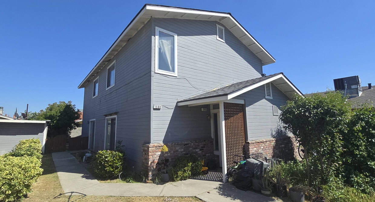 Foto principal - 1580 N Denair Ave