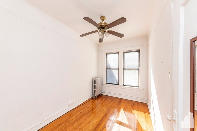 Foto del edificio - 5704 S Harper Ave