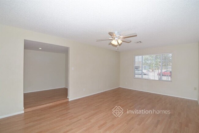 Building Photo - 4601 W Paradise Dr