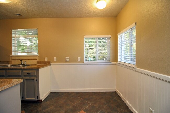 Building Photo - 4224-4224 N Commercial Ave