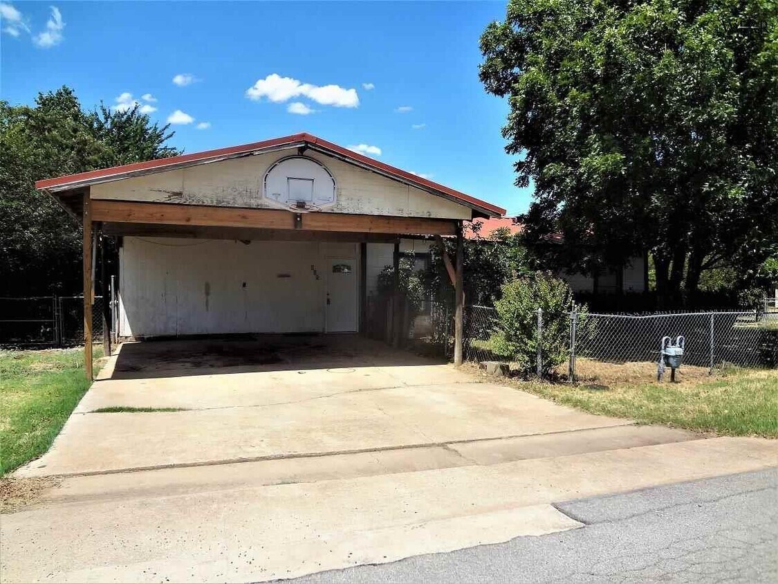 110 S Colorado St, Iowa Park, TX 76367 House Rental in Iowa Park, TX