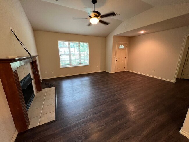 Building Photo - 3 Bedroom, 2 Bath Home on a Quiet Cul-de-Sac