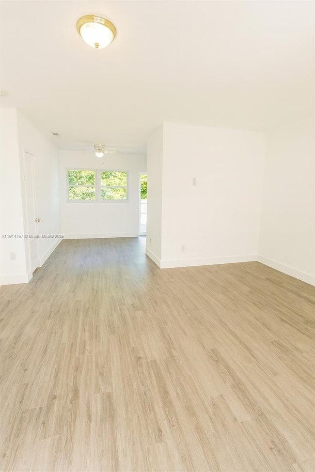 Foto del edificio - 5825 SW 9th Terrace