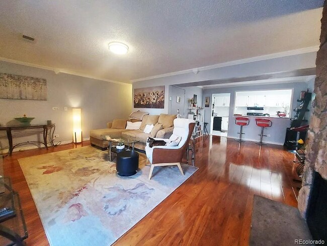 Foto del edificio - 6468 E Bates Ave