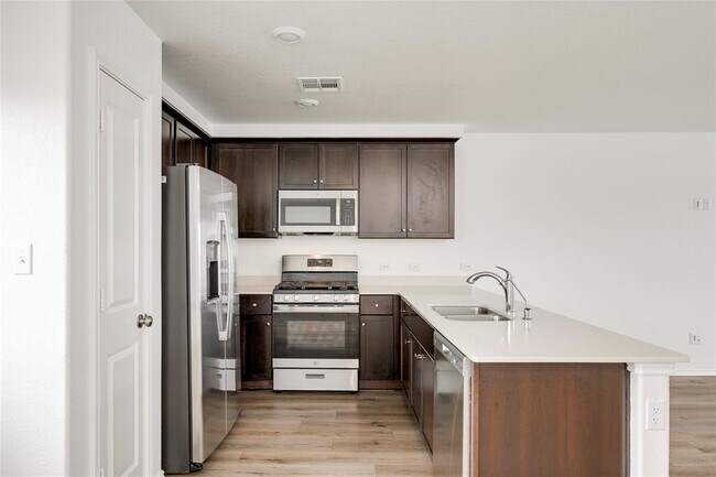 Foto del edificio - 13520 Knights Br Dr