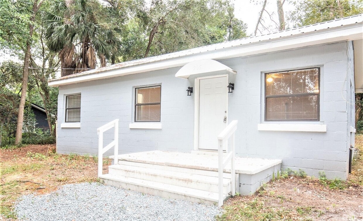 Primary Photo - 205 Columbia Dr