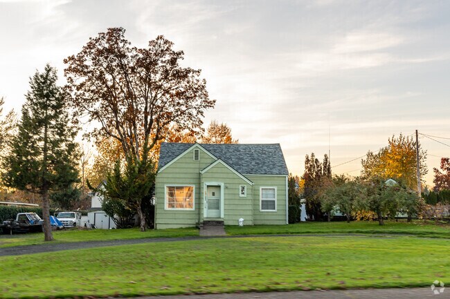 Many century-old homes stand in Dallas, Oregon.