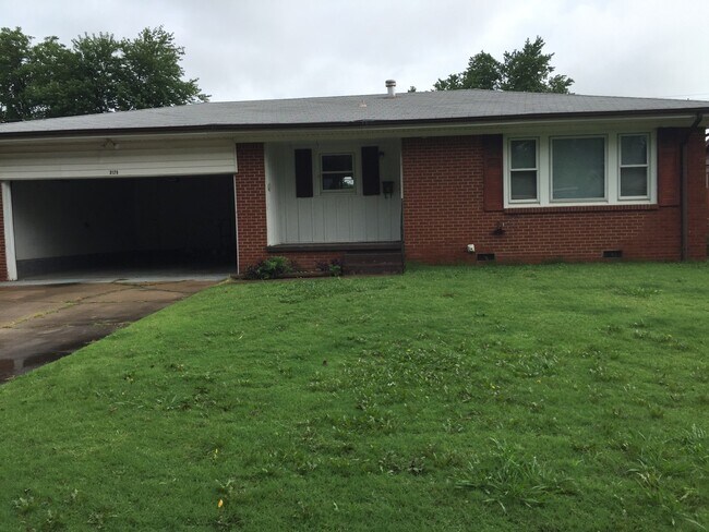 Building Photo - Cozy 3 BR 1.5 Bath