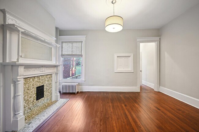 Building Photo - Victorian Rowhome w/ Parking!