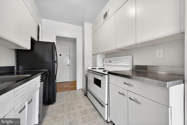 Foto del edificio - 4301 Massachusetts Ave NW