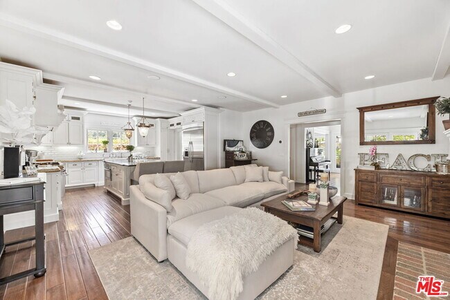 Foto del edificio - 2210 Beverly Glen Pl