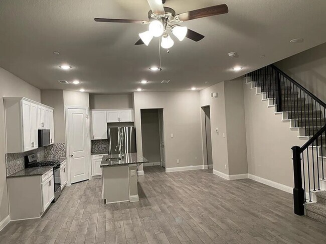Building Photo - 207 Suma Dr