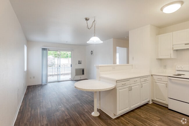1BR, 1BA - 575SF - Living Room - Summercrest Villas