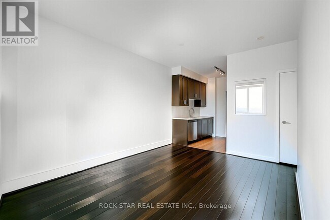 Photo du bâtiment - 4070-4070 Confederation Pkwy