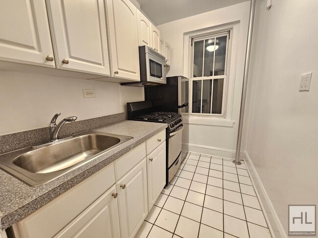 Building Photo - Charming Studio in West Village | 3rd Floo...