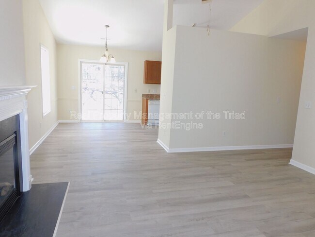 Foto del edificio - 1856 Oakhurst Park Ln