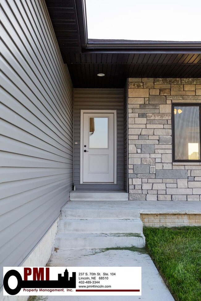 Building Photo - 5 Bedroom 3 bath, beautiful home in North ...