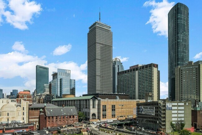 Building Photo - 359 Newbury St
