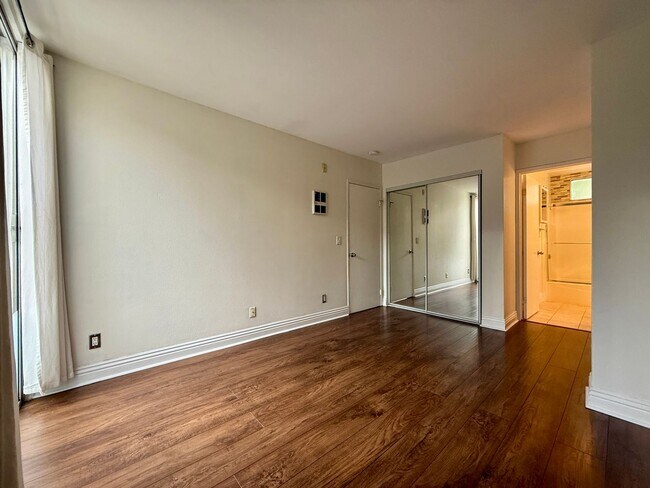 Foto del edificio - Location! Location! 1 Bedroom Condo in Mis...