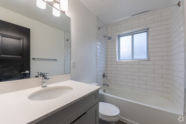 1 chambre, 1 salle de bain - 765 pi² - Salle de bain - 285 Erb Street W