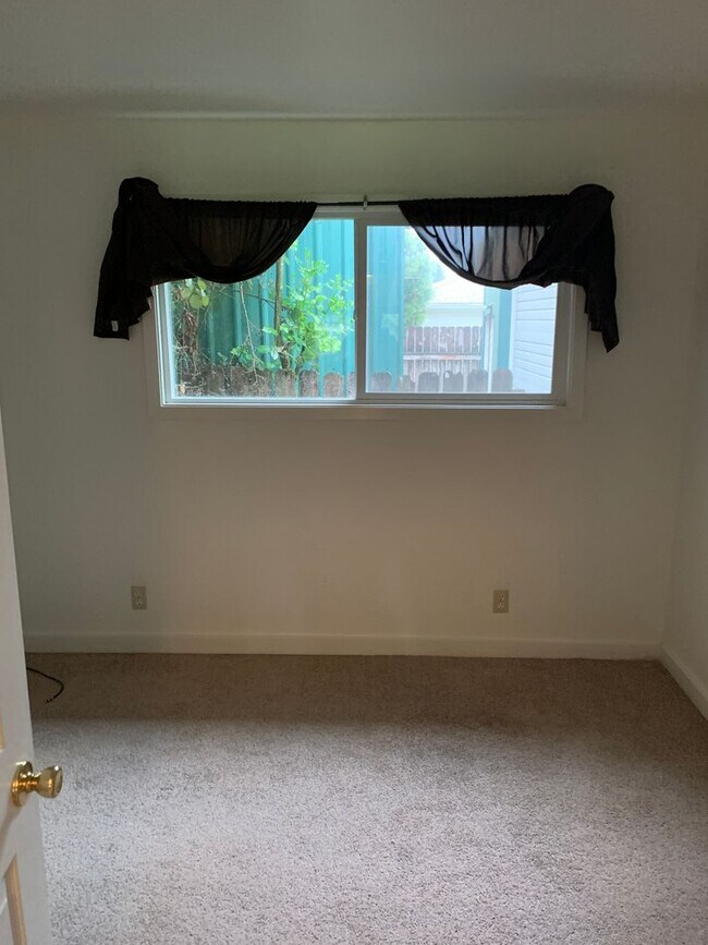 Building Photo - Melrose 2 bedroom 1 bath