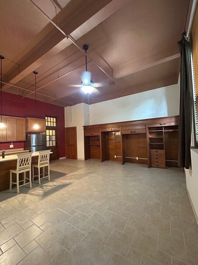 Foto del edificio - 1 Bed Apartment in Highland Park