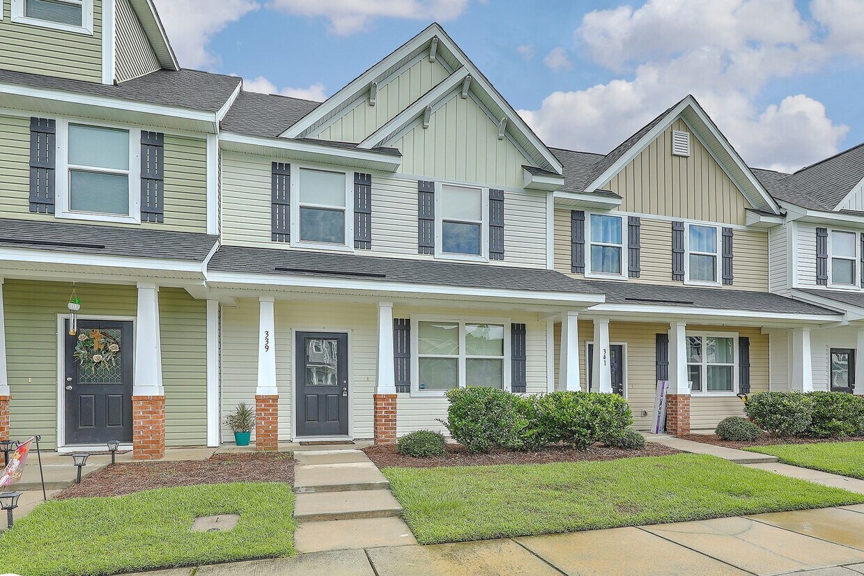 Primary Photo - Move in Ready Townhome in Liberty Hall!