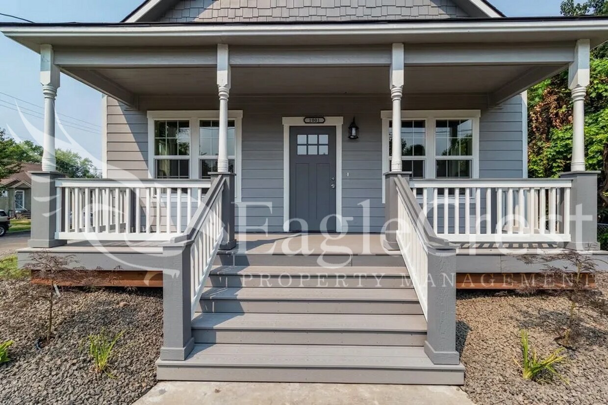 Foto principal - Remodeled Four Bedroom House Located Near ...