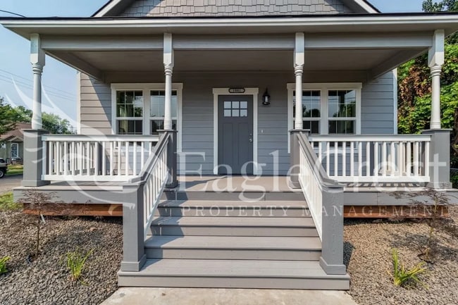 Building Photo - Remodeled Four Bedroom House Located Near Whitman College