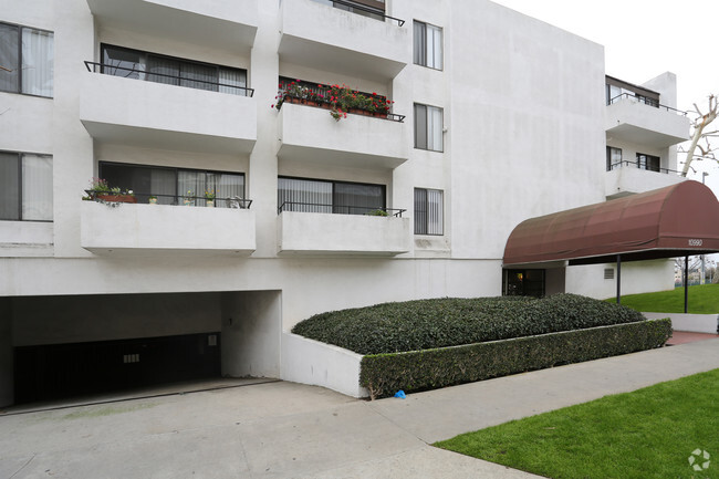 Foto del edificio - 10990 Rochester Ave