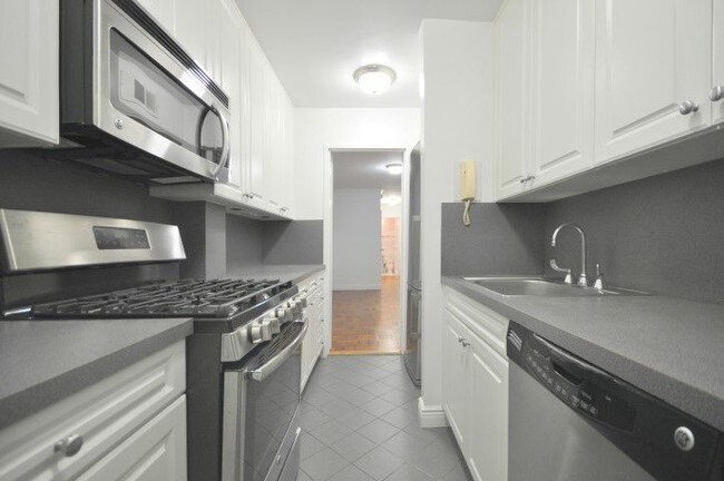 Building Photo - 521 E 80th St