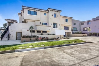 Building Photo - 2218 Montrose Ave