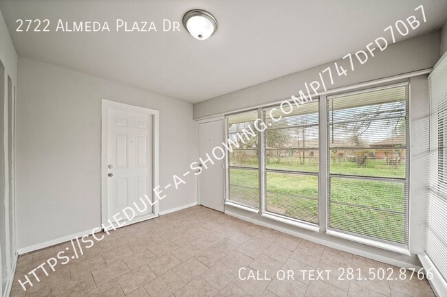 Foto del edificio - AVAILABLE NOW!