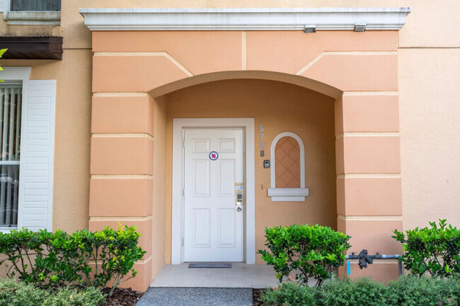 Building Photo - Townhouse with Thematic Rooms & Lake View