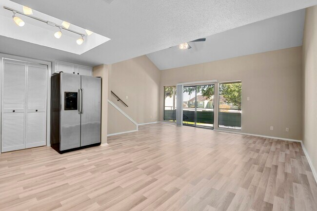 Foto del edificio - 14777 Wunderlich Dr