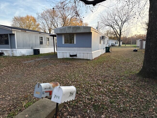 Building Photo - 704 N Linn St