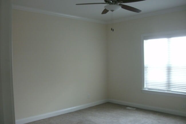 Building Photo - Freshly Painted Large Townhome