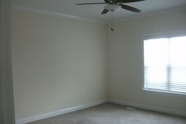 Foto del edificio - Freshly Painted Large Townhome