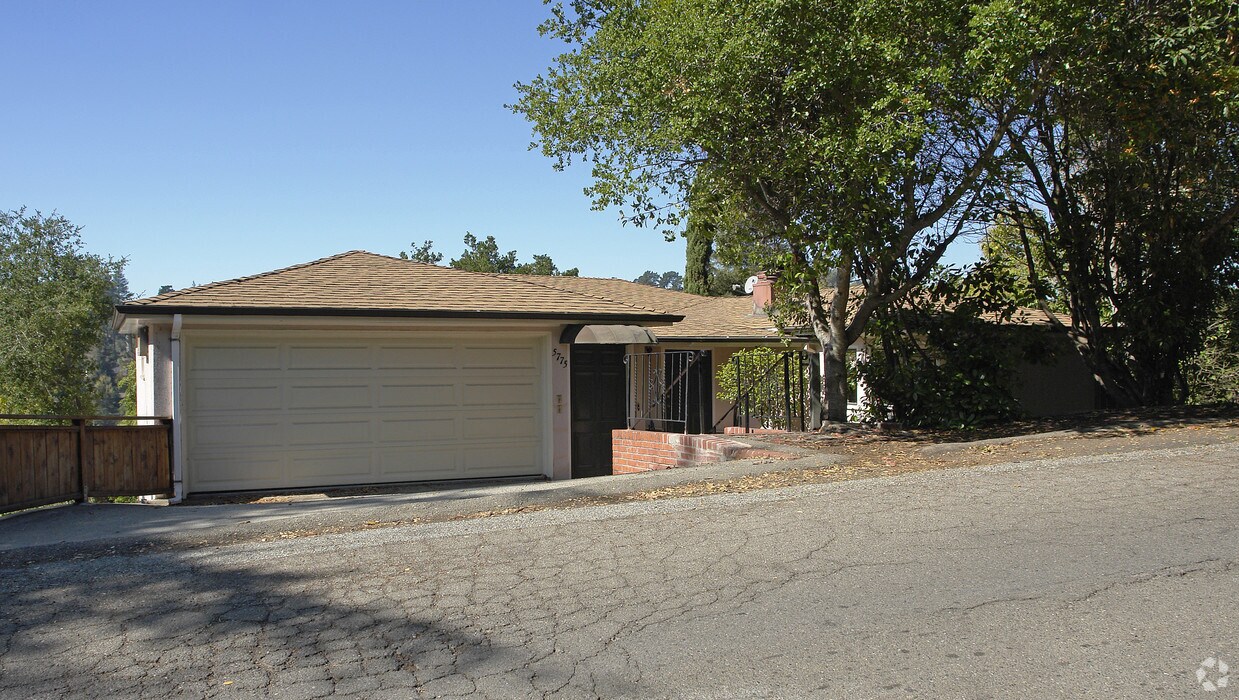 Primary Photo - 5775-5777 Snake Rd