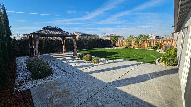 Foto del edificio - Modern 4 Bedroom Home in City in the Hills