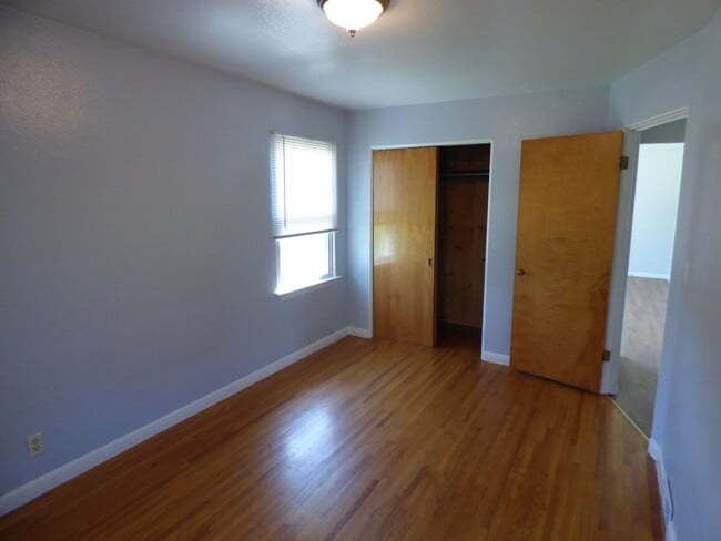 Building Photo - 138 14th Ave S