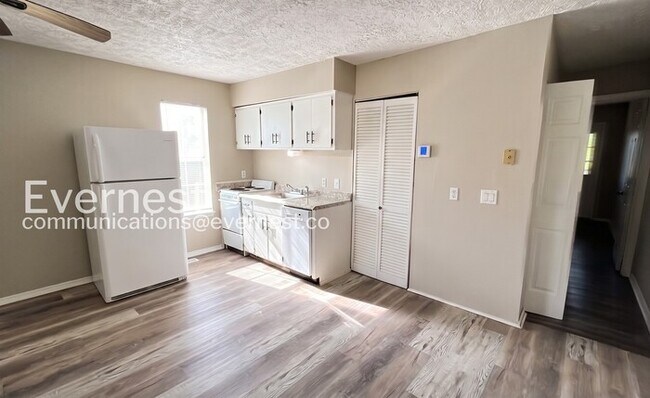 Foto del edificio - 3392 Shadowlawn Dr